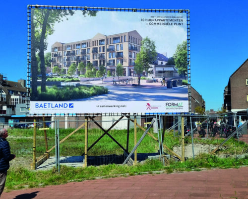 Het bouwbord is geplaatst. Baetland Vastgoed realiseert 30 appartementen en commerciële plint in winkelcentrum De Huesmolen in Hoorn. Ontwerp door Format Architecten.